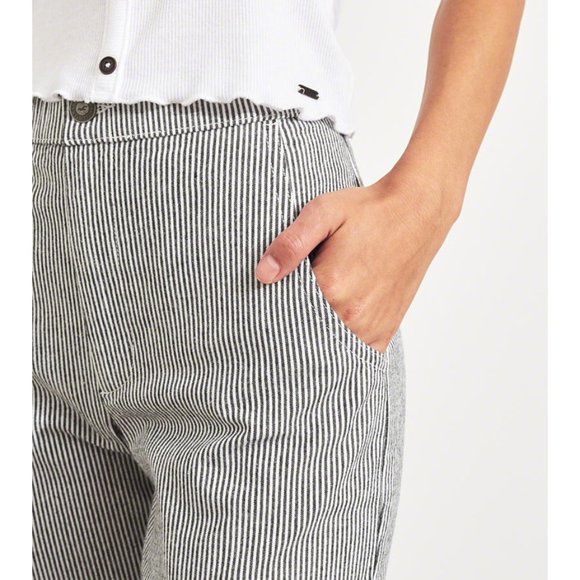 Hollister Striped Cropped Fitted Pants - Picture 5 of 11
